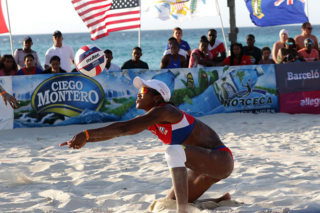 La cubana Lidiannis Echevarría, durante la cuarta parada del Torneo de Voleibol de Playa del Circuito de la Confederación Norte, Centroamérica y el Caribe (NORCECA), en el hotel Barceló Solymar Arenas Blancas del famoso balneario de Varadero, en Matanzas, Cuba, el 11 de mayo de 2019.