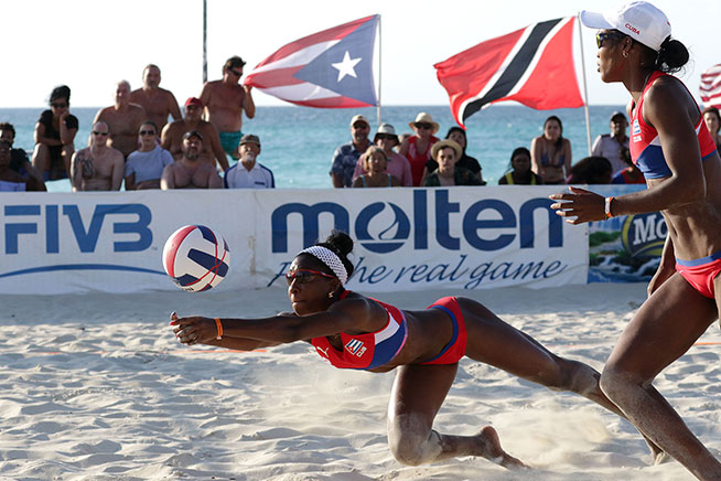 La dupla cubana de Mailén Deliz y Leila Martínez, durante la cuarta parada del Torneo de Voleibol de Playa del Circuito de la Confederación Norte, Centroamérica y el Caribe (NORCECA), en el hotel Barceló Solymar Arenas Blancas del famoso balneario de Varadero, en Matanzas, Cuba, el 11 de mayo de 2019. 