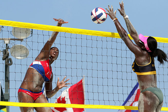 La cubana de Mailén Deliz (I) y Mannika Charles D) de Islas Vírgenes, durante la cuarta parada del Torneo de Voleibol de Playa del Circuito de la Confederación Norte, Centroamérica y el Caribe (NORCECA), en el hotel Barceló Solymar Arenas Blancas del famoso balneario de Varadero, en Matanzas, Cuba, el 11 de mayo de 2019