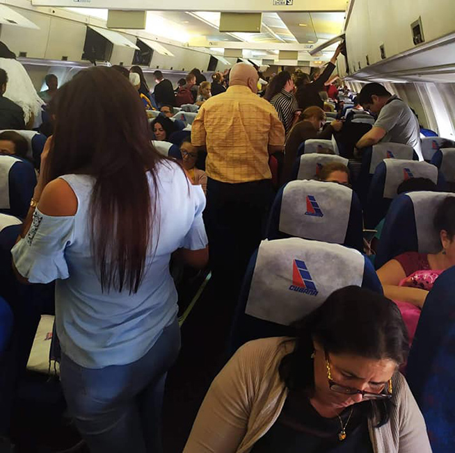 Regresan a Cuba médicos cubanos que prestaban servicios en Bolivia