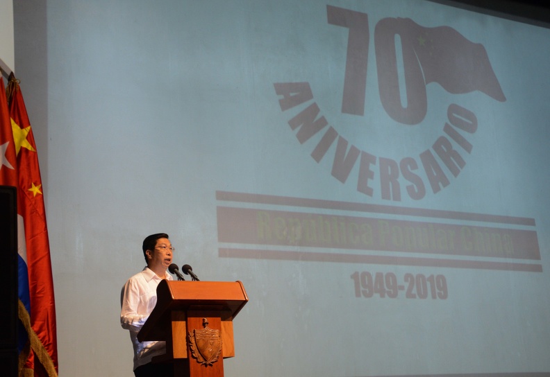 Intervención de Chen Xi, embajador de la República Popular China (RPCh), en el acto Político-Cultural por el Aniversario 70 de la Fundación de la RPCh, en la Sala Universal de las FAR, en La Habana, el 1 de octubre de 2019. 