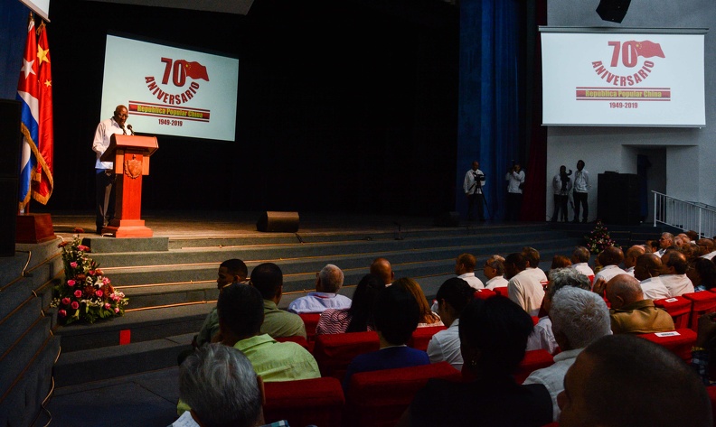 Intervención de Salvador Valdés Mesa (I), Primer Vicepresidente de los Consejos de Estado y de Ministros, en el acto Político-Cultural por el Aniversario 70 de la Fundación de la República Popular China (RPCh), en la Sala Universal de las FAR, en La Habana, el 1 de octubre de 2019.