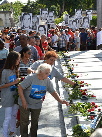 Autoridades, familiares y una representación del pueblo cubano rinden homenaje a las víctimas