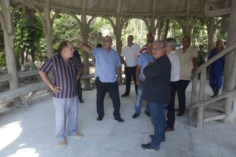 Luis Antonio Torres Iríbar (C izq.), primer secretario del Comité Provincial del Partido Comunista de Cuba en La Habana, realiza un recorrido por los Jardínes de la Tropical, el 6 de octubre de 2019, con motivo del aniversario 500 de la fundación de la Villa de San Cristóbal de La Habana