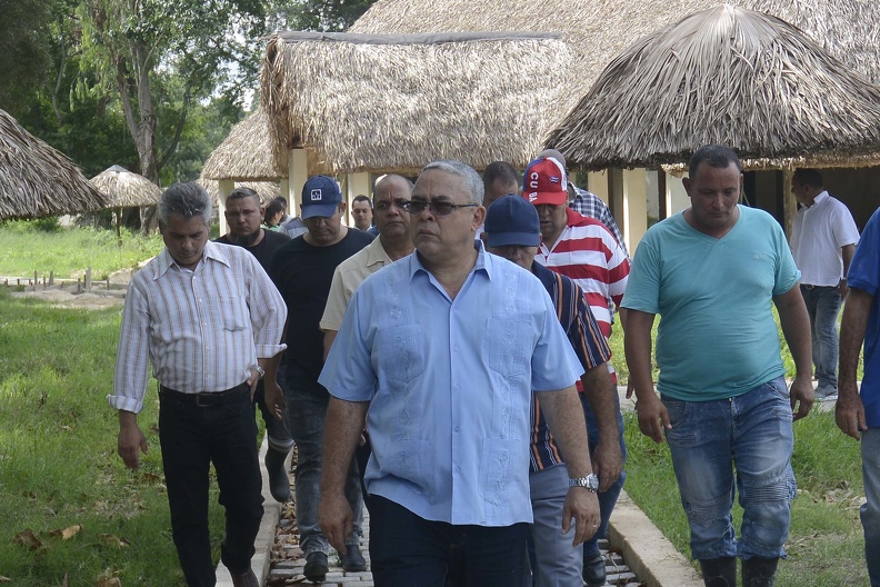 Luis Antonio Torres Iríbar (C), primer secretario del Comité Provincial del Partido Comunista de Cuba, realiza un recorrido por los Jardínes de la Tropical, el 6 de octubre de 2019, con motivo del aniversario 500 de la fundación de la Villa de San Cristóbal de La Habana