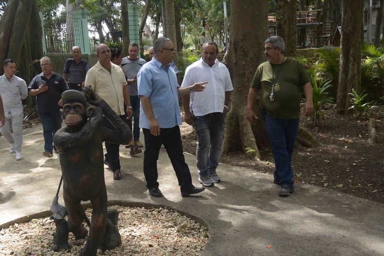 Luis Antonio Torres Iríbar (C), primer secretario del Comité Provincial del Partido Comunista de Cuba, realiza un recorrido por La finca de los Monos, el 6 de octubre de 2019, con motivo del aniversario 500 de la fundación de la Villa de San Cristóbal de La Habana