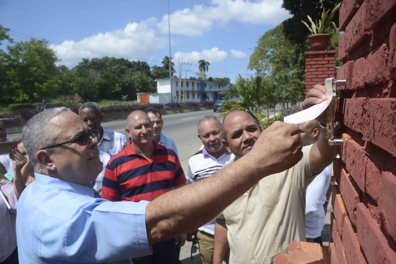 Luis Antonio Torres Iríbar (I), primer secretario del Comité Provincial del Partido Comunista de Cuba, junto a Reynaldo García Zapata (D), presidente de la Asamblea Provincial del Poder Popular, develan placa por el aniversario 500 de la fundación de la Villa de San Cristóbal de La Habana, en el ranchón Las Palmitas, el 6 de octubre de 2019.