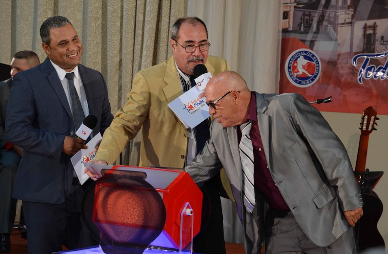 Armando Ferrer Ruz (D), manager del equipo de Matanzas, durante el sorteo para escoger los refuerzos de su equipo con vistas a la segunda etapa de la LIX Serie Nacional de Béisbol, en el Centro de Convenciones Santa Cecilia, en Camagüey, el 18 de octubre de 2019. Armando Ferrer Ruz (D), manager del equipo de Matanzas, durante el sorteo para escoger los refuerzos de su equipo con vistas a la segunda etapa de la LIX Serie Nacional de Béisbol, en el Centro de Convenciones Santa Cecilia, en Camagüey, el 18 de octubre de 2019.