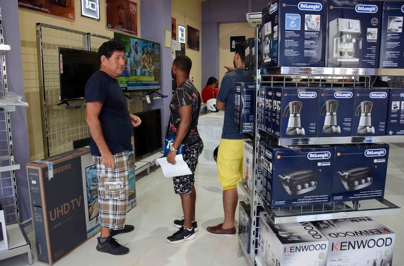 Reabrió sus puertas la tienda La Escuadra, dedicada a la venta de equipos electrodomésticos mediante tarjetas magnéticas en Moneda Libremente Convertible, en la provincia Santiago de Cuba, el 28 de octubre de 2019. ACN FOTO/Miguel RUBIERA JÚSTIZ 1028-santiago-tienda-divisa1.jpg