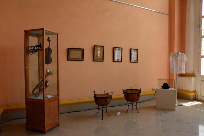 La Exposición Reliquias del Danzón, reúne objetos históricos, instrumentos y partituras, en la Sala de Conciertos José White, otrora liceo donde hace 140 años se estrenara el danzón Las Alturas de Simpson, pionero de este género musical, en Matanzas, Cuba, el 4 de abril de 2019. La Exposición Reliquias del Danzón, reúne objetos históricos, instrumentos y partituras, en la Sala de Conciertos José White, otrora liceo donde hace 140 años se estrenara el danzón Las Alturas de Simpson, pionero de este género musical, en Matanzas, Cuba, el 4 de abril de 2019.