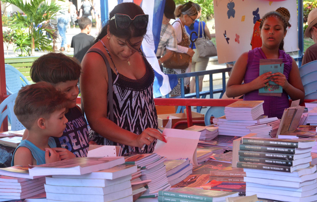 Niños disfrutan de las ofertas infantiles presentes en la XXVIII Feria Internacional del Libro 2019 en la ciudad de Santa Clara, provincia Villa Clara, Cuba, el 5 de abril de 2019 Niños disfrutan de las ofertas infantiles presentes en la XXVIII Feria Internacional del Libro 2019 en la ciudad de Santa Clara, provincia Villa Clara, Cuba, el 5 de abril de 2019