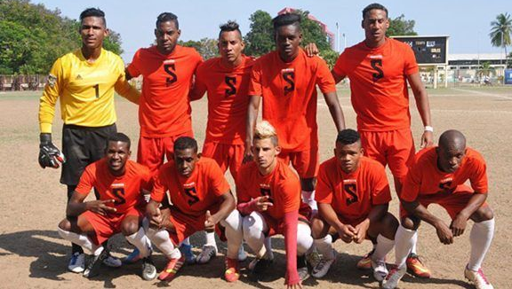 Santiago de Cuba, bicampeón del fútbol cubano, se enfrentará hoy al club Fruta Conquerors, de Guyana, en el cierre de la fase de grupos de la Caribbean Club Shield, en Curazao. Santiago de Cuba, bicampeón del fútbol cubano, se enfrentará hoy al club Fruta Conquerors, de Guyana, en el cierre de la fase de grupos de la Caribbean Club Shield, en Curazao.