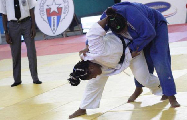 Enfrentamiento entre las judocas Luzciola Granda (azul), de Santiago de Cuba, y Daile Ojeda (blanco), por la discusión de la medalla dorada, en la división de 78 kg, en la sede de la sala Polivalente Ramón Fonst, en La Habana, el 4 de abril del 2018. Enfrentamiento entre las judocas Luzciola Granda (azul), de Santiago de Cuba, y Daile Ojeda (blanco), por la discusión de la medalla dorada, en la división de 78 kg, en la sede de la sala Polivalente Ramón Fonst, en La Habana, el 4 de abril del 2018.