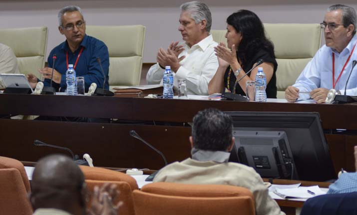 Asiste Miguel Díaz-Canel Bermúdez (centro izq.), Presidente de los Consejos de Estado y de Ministros, a la sesión de la Comisión de Educación, Cultura, Ciencia, Tecnología y Medio Ambiente, en el Palacio de Convenciones, en La Habana, Cuba, el 12 de abril de 2019.