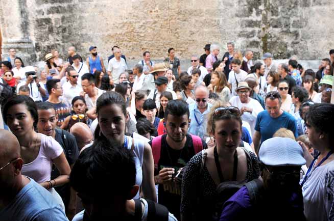 Público asistente a la inauguración de la XIII Bienal de La Habana, el evento de artes visuales más reconocido del país y entre los más destacados de la región, en el Centro de Arte Contemporáneo Wifredo Lam, el 12 de abril de 2019. Público asistente a la inauguración de la XIII Bienal de La Habana, el evento de artes visuales más reconocido del país y entre los más destacados de la región, en el Centro de Arte Contemporáneo Wifredo Lam, el 12 de abril de 2019.