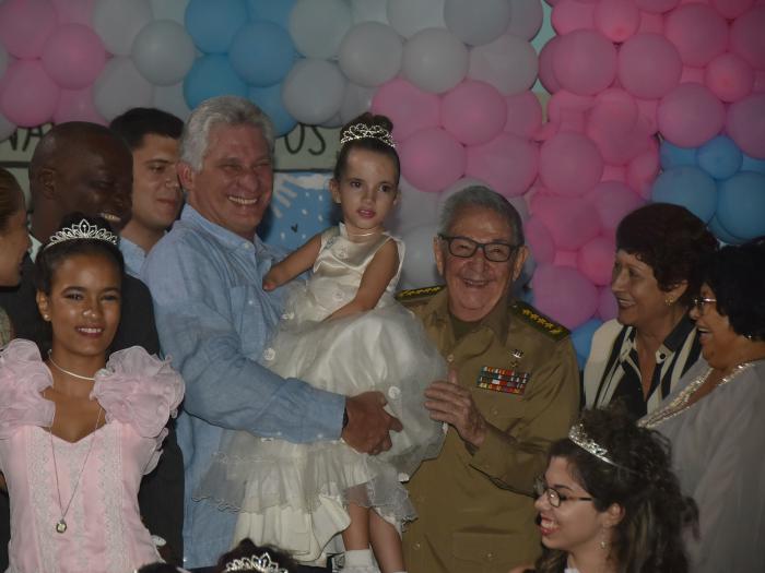 Asisten Raúl y Díaz-Canel a fiesta de quince en la escuela especial Solidaridad con Panamá Asisten Raúl y Díaz-Canel a fiesta de quince en la escuela especial Solidaridad con Panamá