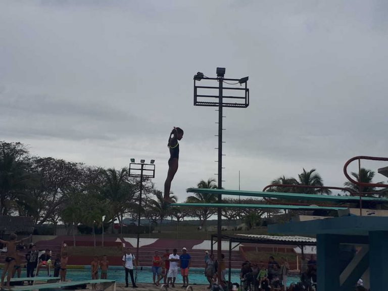 La octava edición de la Copa internacional de Clavados Yumurí, con casi un centenar de atletas cubanos y de clubes canadienses, culminará hoy en el complejo de piscinas de la Escuela de Iniciación Deportiva Luis Augusto Turcios Lima, en la ciudad de Matanzas. La octava edición de la Copa internacional de Clavados Yumurí, con casi un centenar de atletas cubanos y de clubes canadienses, culminará hoy en el complejo de piscinas de la Escuela de Iniciación Deportiva Luis Augusto Turcios Lima, en la ciudad de Matanzas.