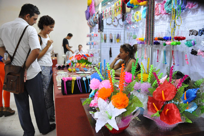 La Feria de los Regalos Arte para Mamá, auspiciada por el Fondo Cubano de Bienes Culturales (FCBC) y programada para desarrollarse en la ciudad de Holguín del 3 al 11 de mayo próximos, constituirá una opción especial para la población con motivo del venidero Día de las Madres que tradicionalmente se festeja en el quinto mes del año. La Feria de los Regalos Arte para Mamá, auspiciada por el Fondo Cubano de Bienes Culturales (FCBC) y programada para desarrollarse en la ciudad de Holguín del 3 al 11 de mayo próximos, constituirá una opción especial para la población con motivo del venidero Día de las Madres que tradicionalmente se festeja en el quinto mes del año.