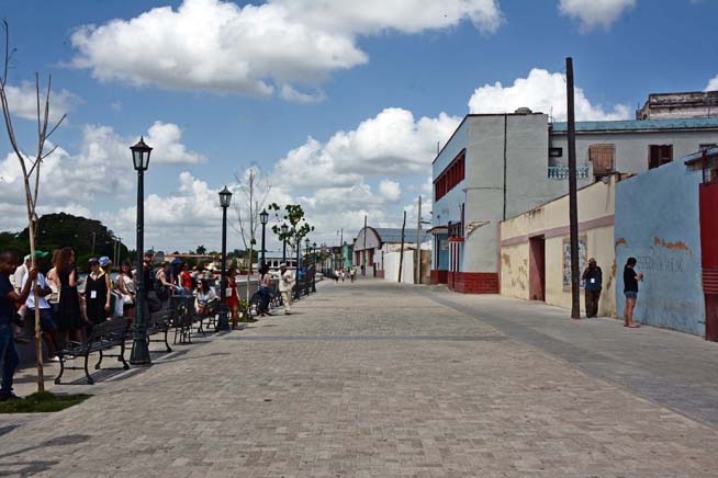 En el Paseo de la Calle de Narváez la artista brasileña Marilá Dardot ofreció su performance Ir y volver. Matanzas, Cuba, 15 de abril de 2019. En el Paseo de la Calle de Narváez la artista brasileña Marilá Dardot ofreció su performance Ir y volver. Matanzas, Cuba, 15 de abril de 2019.
