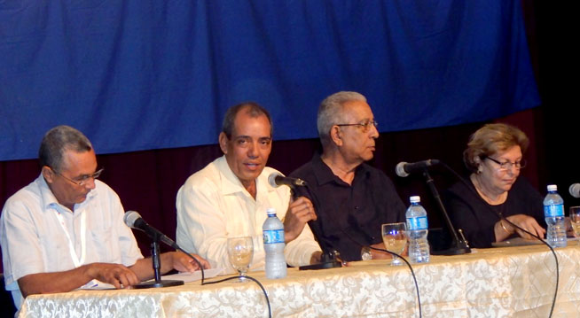 El Dr. Eduardo Torres-Cuevas (centro der.) y la Dra. Mercedes García (D), y los historiadores Aldo Daniel Naranjo y Ludín Fonseca, integrantes del Panel Inaugural del XXIII Congreso Nacional de Historia, en el teatro Bayamo de la ciudad homónima, en la provincia de Granma, el 15 de abril de 2019.