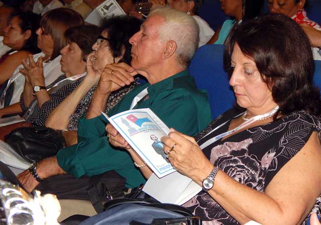 Asistentes a la ceremonia de apertura del XXIII Congreso Nacional de Historia, en el teatro Bayamo de la ciudad homónima, en la provincia de Granma, Cuba, el 15 de abril de 2019.