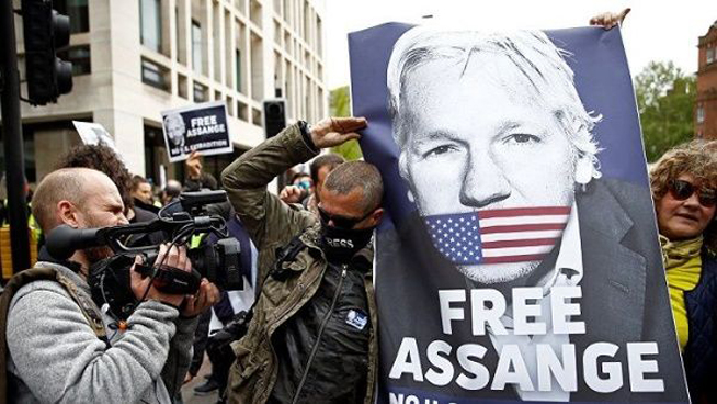 0503-assange.jpg