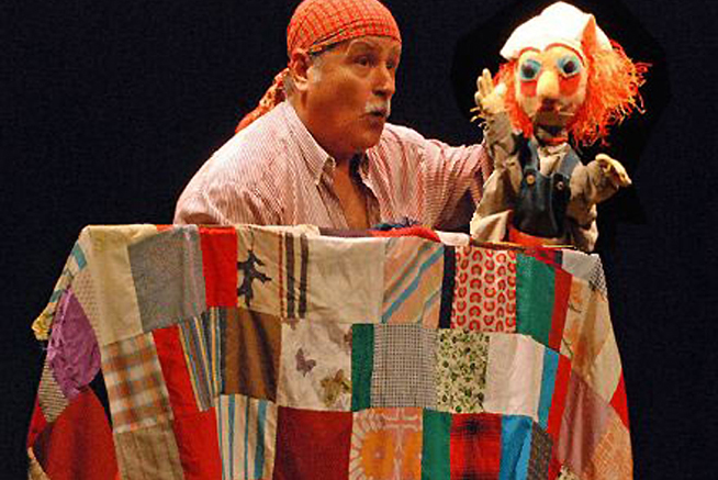 Muñequería, retablos y otros diseños conforman la exposición “Armando Morales entre el mar y las montañas”, que en Guantánamo inauguró para honrar a ese inolvidable maestro, Premio Nacional de Teatro 2018 y considerado uno de los padres del teatro de títeres y para niños en Cuba. Muñequería, retablos y otros diseños conforman la exposición “Armando Morales entre el mar y las montañas”, que en Guantánamo inauguró para honrar a ese inolvidable maestro, Premio Nacional de Teatro 2018 y considerado uno de los padres del teatro de títeres y para niños en Cuba.