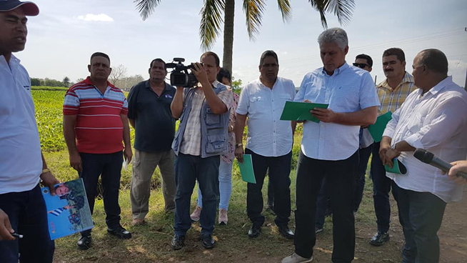 El presidente Díaz-Canel evalúa el programa de desarrollo Polo Productivo Cautillo, en #Granma La producción de alimentos en el país es una prioridad para el gobierno en #Cuba