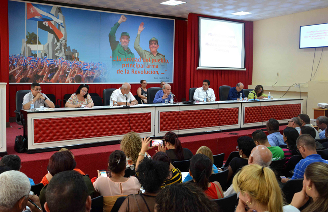 El escritor, diplomático y político Dr. Ricardo Alarcón de Quesada (C), durante un encuentro con jóvenes y estudiantes camagüeyanos, sobre la anticubana Ley Helms-Burton y su título III, acompañado por Jorge Luis Tapia Fonseca (centro izq.), primer secretario del Comité Provincial del Partido Comunista de Cuba (PCC), y por el Dr. Rodolfo Dávalos (2do a la der.), presidente de la Sociedad Cubana de Derecho Mercantil, en la Escuela del Partido Cándido González, en Camagüey, el 16 de mayo de 2019. El escritor, diplomático y político Dr. Ricardo Alarcón de Quesada (C), durante un encuentro con jóvenes y estudiantes camagüeyanos, sobre la anticubana Ley Helms-Burton y su título III, acompañado por Jorge Luis Tapia Fonseca (centro izq.), primer secretario del Comité Provincial del Partido Comunista de Cuba (PCC), y por el Dr. Rodolfo Dávalos (2do a la der.), presidente de la Sociedad Cubana de Derecho Mercantil, en la Escuela del Partido Cándido González, en Camagüey, el 16 de mayo de 2019.