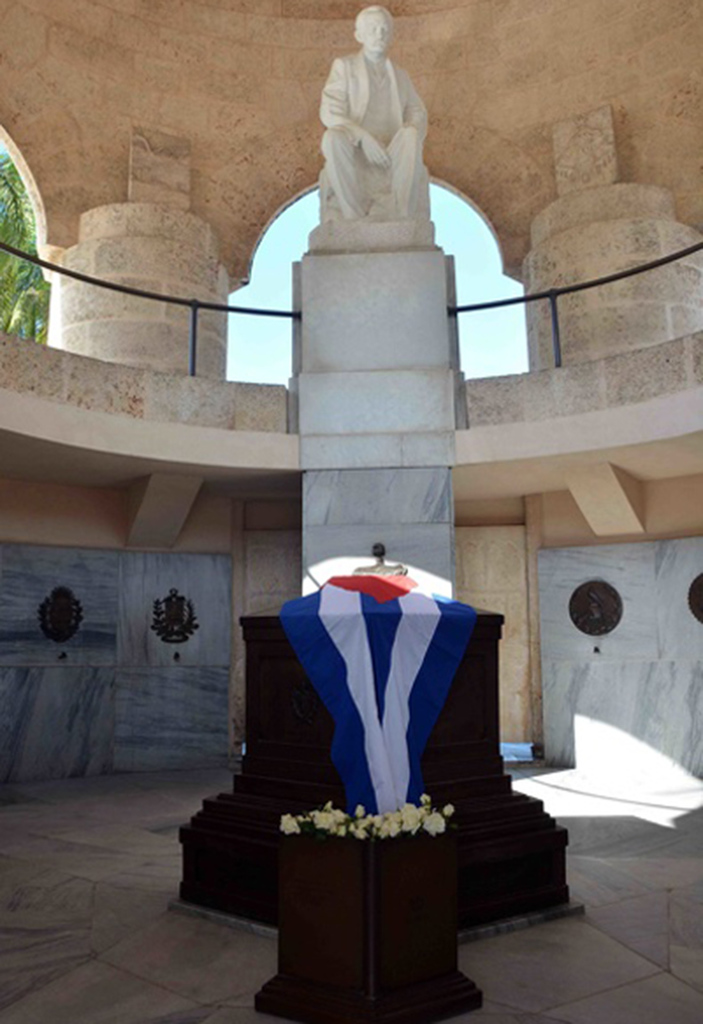 En una urna de bronce, sobre un puñado de tierra traída desde todos los países del continente, descasan los restos del Héroe Nacional José Martí Pérez, en el Cementerio Patrimonial Santa Ifigenia de Santiago de Cuba, el16 de enero de 2020. ACN FOTO/ Miguel RUBIERA JÚSTIZ