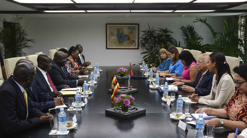 Fraternal intercambio entre Ricardo Cabrisas y el Vicepresidente de la República de Uganda