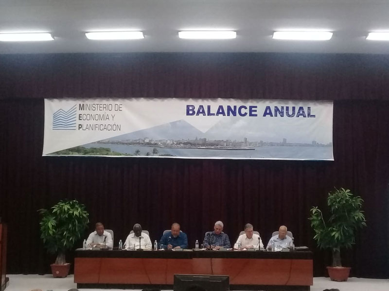 Participa Presidente de Cuba en balance anual del Ministerio de Economía y Planificación
