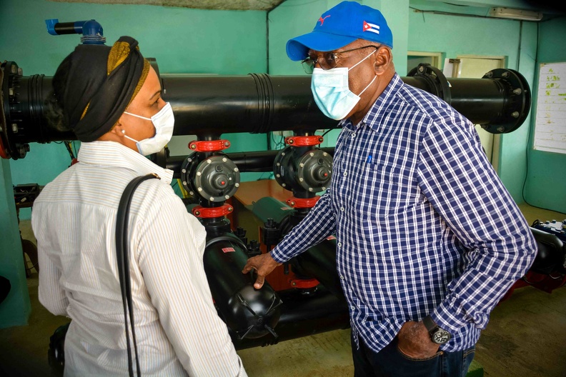 El vicepresidente de Cuba, Salvador Valdés Mesa, constató en recorrido realizado hoy por la provincia de Holguín las potencialidades existentes en áreas agrícolas de los municipios de Cueto y de Mayarí para el incremento de los cultivos de alimentos y de caña, renglones vitales dentro de los programas de desarrollo de la economía del país. Foto: Juan Pablo Carreras (ACN)