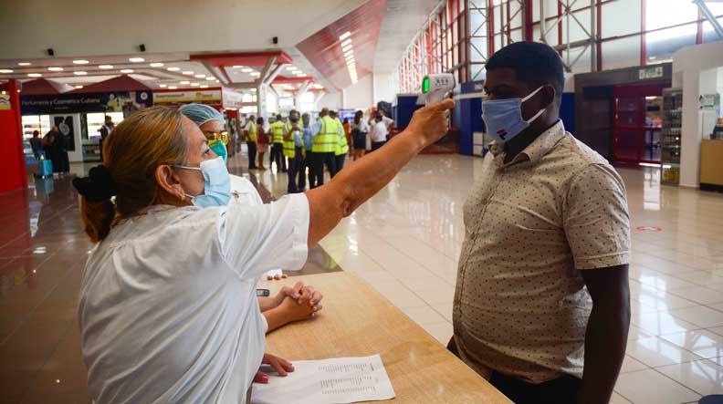 Cuba mantiene protocolos sanitarios para viajeros que arriban al territorio nacional