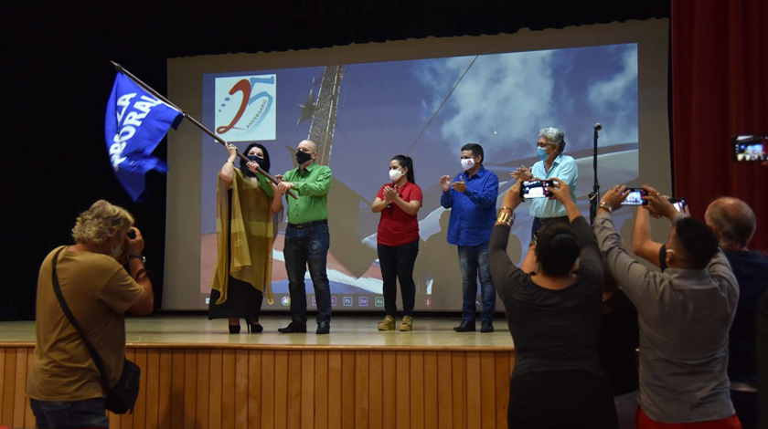Reciben medios de prensa cubanos Bandera de Proeza Laboral