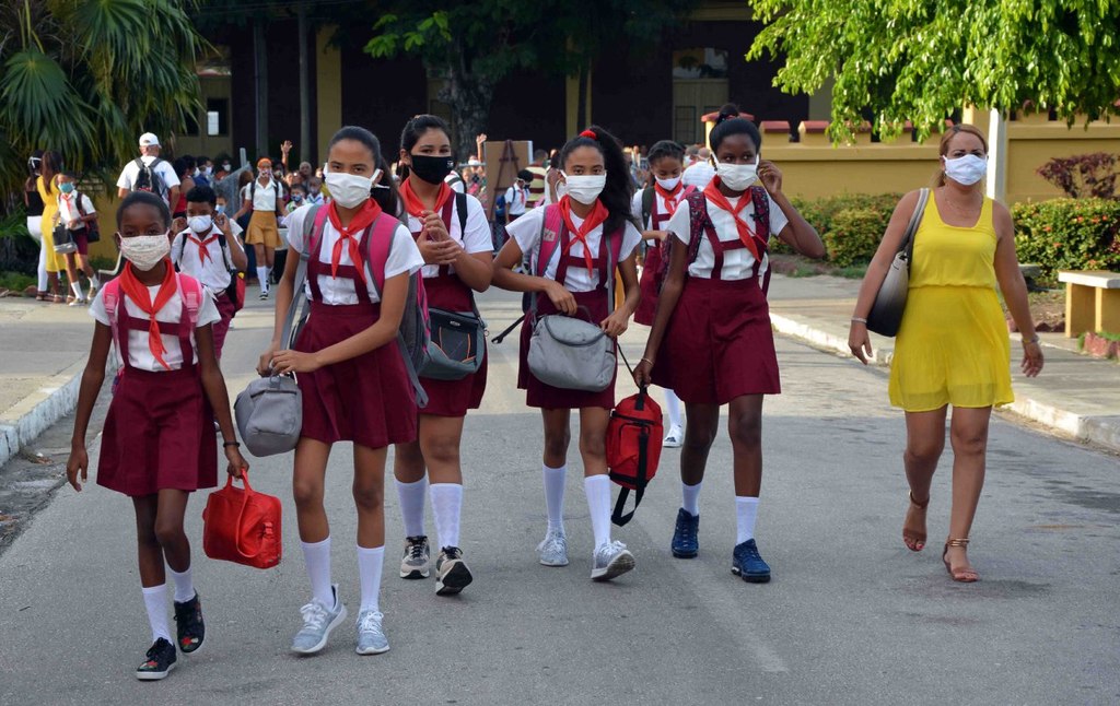 Con la llegada de octubre comenzará el retorno escalonado a las aulas para la reanudación presencial del curso escolar 2020-2021 en la enseñanza general, y los educandos asistirán a clases con el uniforme que tienen en casa y casi no han usado en este año académico tan singular.