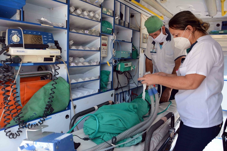 Especialistas del Centro de Ingeniería Clínica y Electromedicina Provincial, trabajan con responsabilidad y altruismo para garantizar el funcionamiento y vitalidad de los equipos médicos, ante la situación epidemiológica que enfrenta el país, en Camagüey, Cuba, el 6 de abril de 2021. ACN FOTO/ Rodolfo BLANCO CUÉ Bloqueo afecta electromedicina cubana