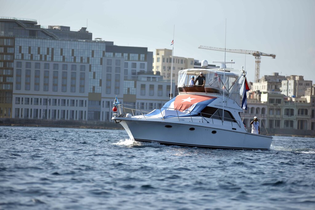 Embarcaciones del Club Náutico y una flotilla de lanchas lucen banderas de varias naciones acompañadas de la cubana, en una regata en reclamo del cese del bloqueo económico, comercial y financiero de Estados Unidos contra Cuba, en el litoral de La Habana, el 25 de abril de 2021. ACN FOTO/Omara GARCÍA MEDEROS