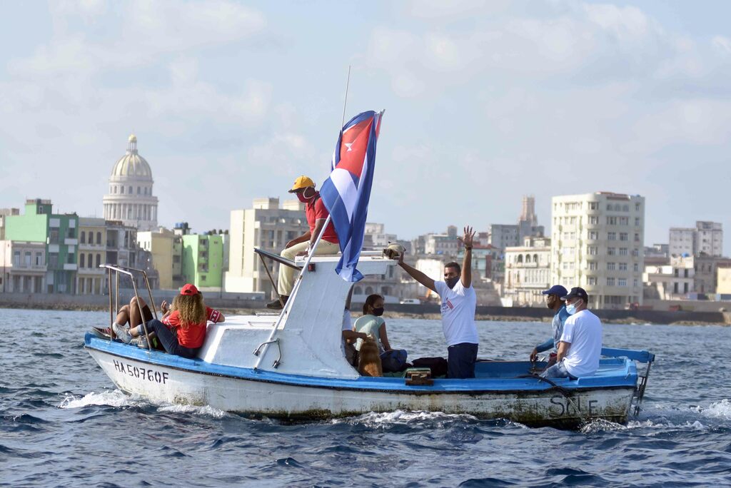 Embarcaciones del Club Náutico y una flotilla de lanchas lucen banderas de varias naciones acompañadas de la cubana, en una regata en reclamo del cese del bloqueo económico, comercial y financiero de Estados Unidos contra Cuba, en el litoral de La Habana, el 25 de abril de 2021. ACN FOTO/Omara GARCÍA MEDEROS