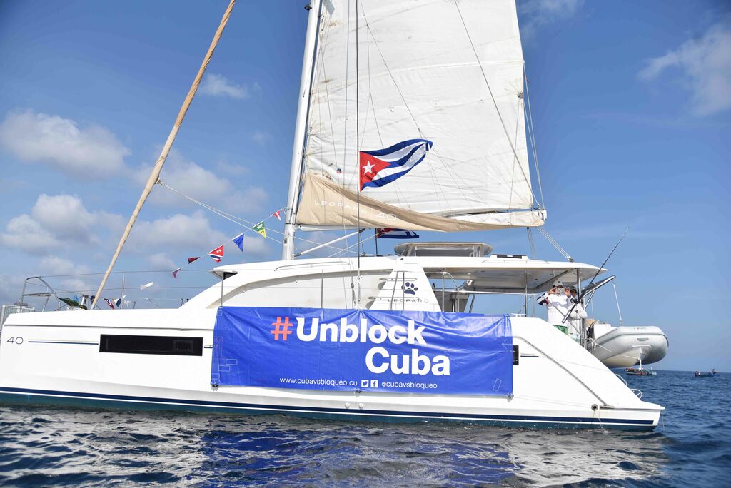 Embarcaciones del Club Náutico y una flotilla de lanchas lucen banderas de varias naciones acompañadas de la cubana, en una regata en reclamo del cese del bloqueo económico, comercial y financiero de Estados Unidos contra Cuba, en el litoral de La Habana, el 25 de abril de 2021. ACN FOTO/Omara GARCÍA MEDEROS