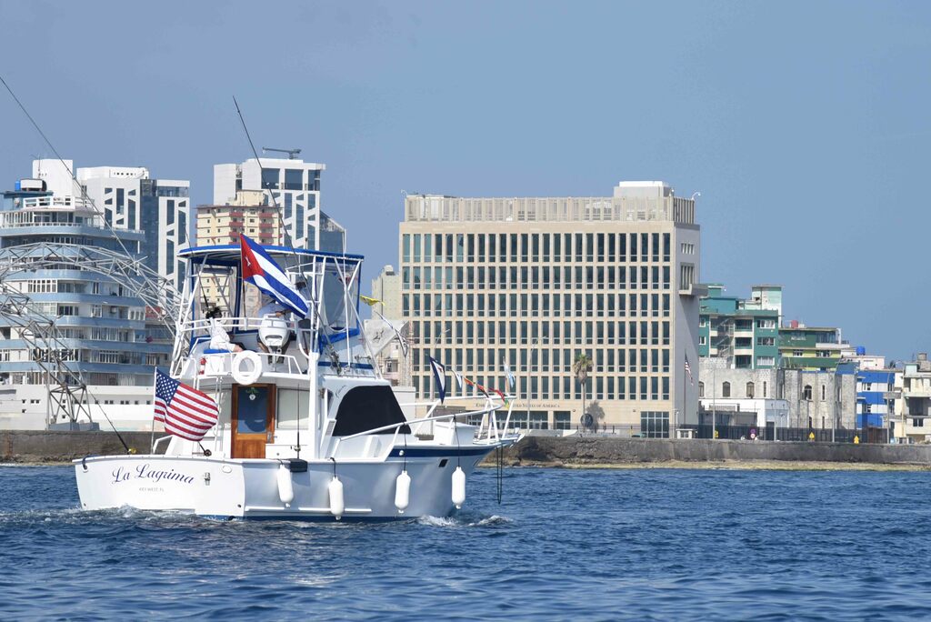 Embarcaciones del Club Náutico y una flotilla de lanchas lucen banderas de varias naciones acompañadas de la cubana, en una regata en reclamo del cese del bloqueo económico, comercial y financiero de Estados Unidos contra Cuba, en el litoral de La Habana, el 25 de abril de 2021. ACN FOTO/Omara GARCÍA MEDEROS