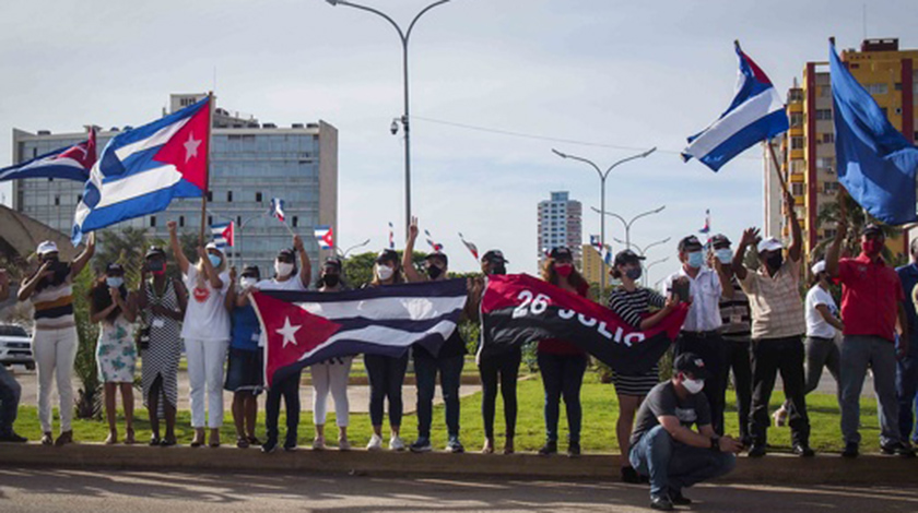 El corazón de Cuba latió fuerte y alborozado esta mañana de jueves en el Malecón de su Habana, escenario de una caravana de pueblo y, especialmente, de jóvenes, por la paz, la unidad, la solidaridad y el amor.