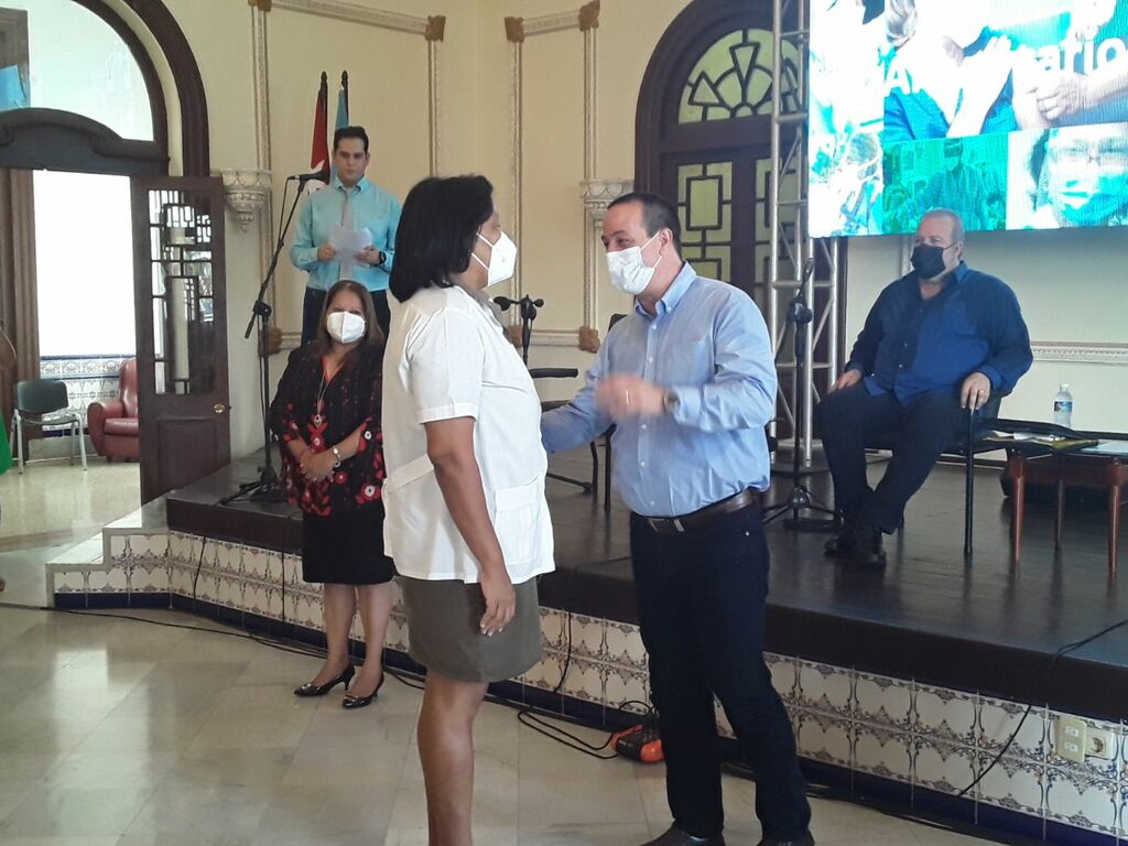 2308-Manuel-Marrero-y-federadas2 Destacó Primer Ministro labor de las mujeres cubanas en el sector de la salud