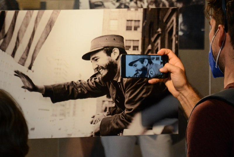 Inauguran Instantes, primera exposición fotográfica en el Centro Fidel Castro Ruz