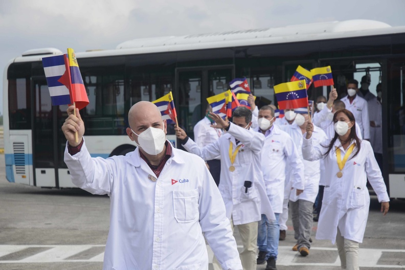 Regresan a la Patria médicos cubanos que enfrentaron la Covid-19 en Venezuela