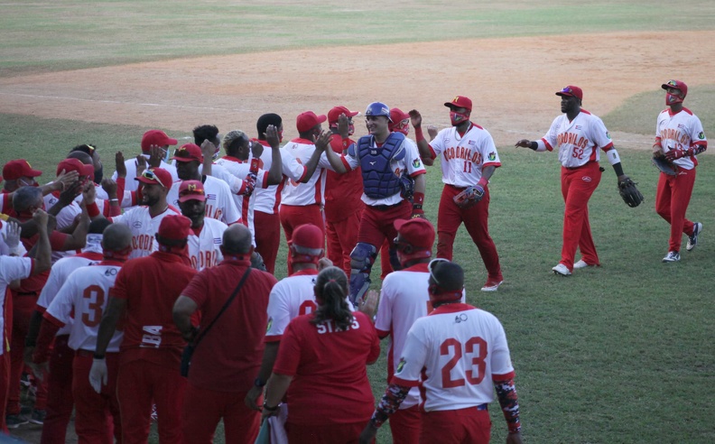 Con potente ofensiva de 13 jits, incluidos cuatro jonrones y par de biangulares, el monarca exponente Matanzas venció hoy 11-4 a Cienfuegos y se ubicó a un triunfo de conseguir su boleto para la fase semifinal de la LX Serie Nacional de Béisbol. Foto: Oscar Alfonso Sosa (ACN)
