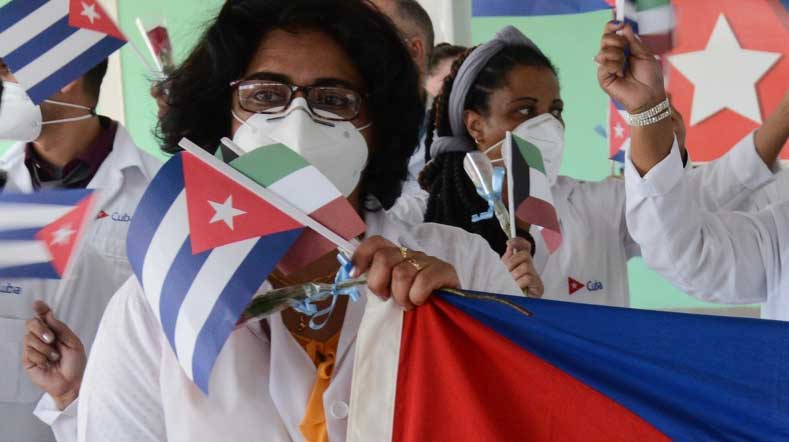 Regresó a Cuba tercer grupo de colaboradores que asistió a la población de Kuwait 