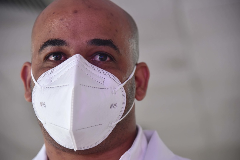 El Dr. Ángel Luis Cordero Blanco, miembro de la Brigada médica, perteneciente al contingente "Henry Reeve" que enfrentaron la COVID-19 en Sudáfrica, ofrece declaraciones a la Agencia Cubana de Noticias (ACN), a su arribo al Aeropuerto Internacional José Martí de La Habana, Cuba, el 26 de junio de 2021. ACN FOTO/Omara GARCÍA MEDEROS/ogm