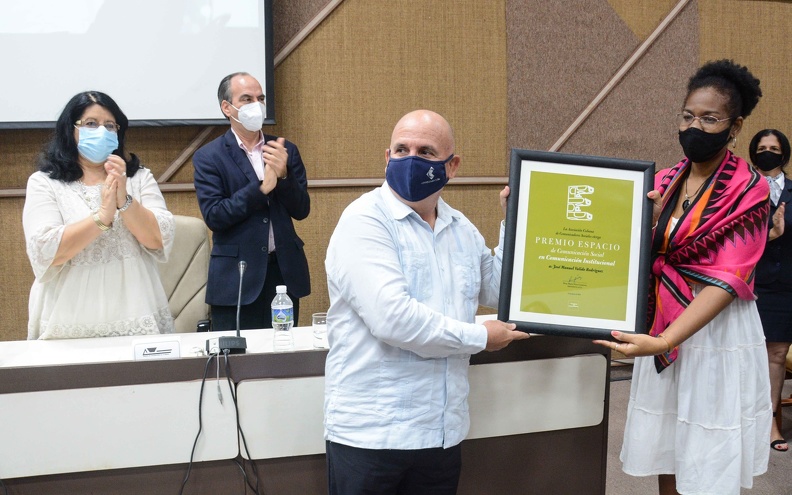 José Manuel Válido Rodríguez (centro der.), recibe el Premio Espacio en la Categoría: Comunicación Institucional, durante el acto de por el aniversario 30 de la Asociación Cubana de Comunicadores Sociales (ACCS), en el Palacio de las Convenciones de La Habana, el 26 de junio de 2021. ACN FOTO/ Marcelino VÁZQUEZ HERNÁNDEZ/ rrcc