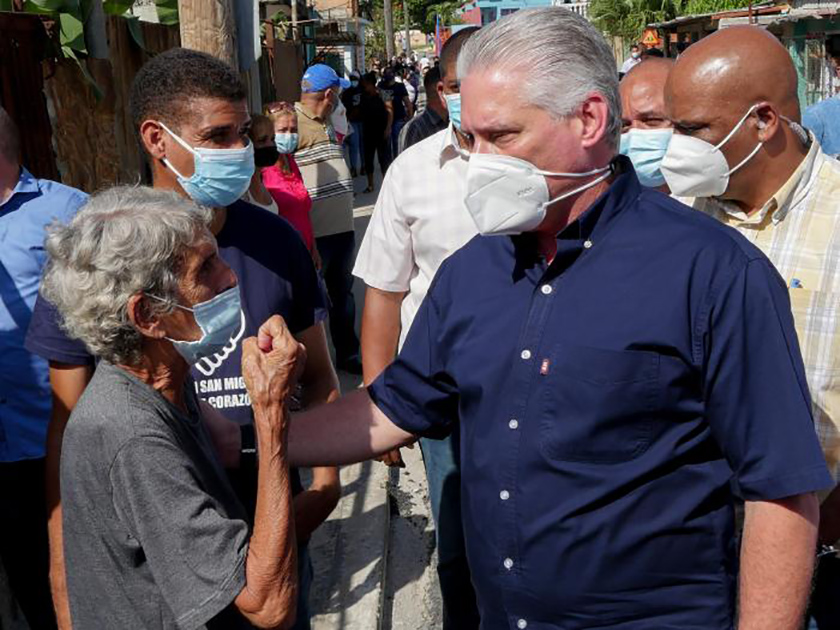 El único Presidente que ha caminado las calles de los pobres ha sido Usted —decía apretándose el corazón y enjugando sus lágrimas de alegría la señora Alejandra Revoledo.